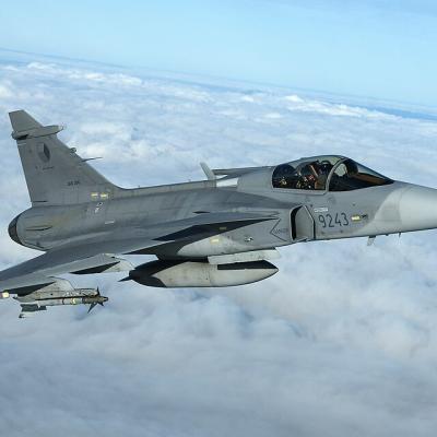 Vláda spojená s miliardovým praním špinavých peněz připravuje další netransparentní kontrakt na gripeny