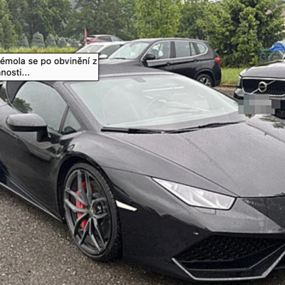 Indicie naznačují, že Vémola prodává v bazaru své luxusní auto. Nadělil si jej nedávno