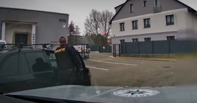 Zdrogovaný muž ujížděl v kradeném autě, druhý den jiné zapálil. Na Českolipsku skončil ve vazbě