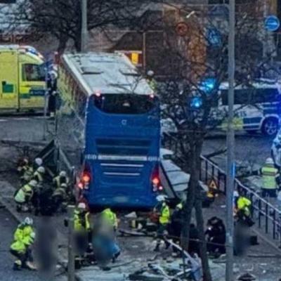 Švédsko: Tragédie ve středu centra Stockholmu: autobus narazil do zastávky na Valhallavägen v čtvrti Östermalm — řada mrtvých i zraněných