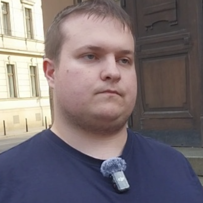 Roman Roun vs. Vojtěch „Pérák“ Pšenák: Rvačka v sídle KSČM míří k přestupkovému řízen